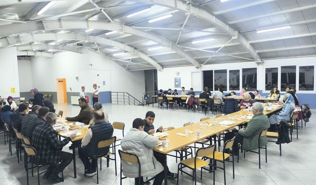 İftar sonrası öğrencilerden semazen gösterisi ve Ramazan manileri