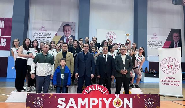 Salihli’de Kadınlar Günü’ne özel voleybol turnuvası büyük heyecana sahne oldu