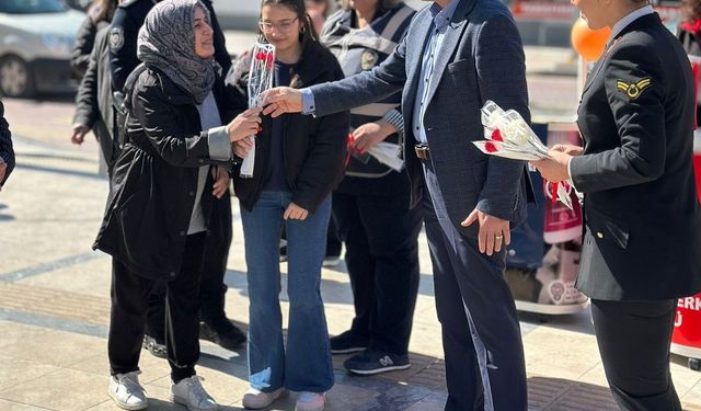 Salihli’de kadına yönelik şiddete karşı bilgilendirme stantları kuruldu