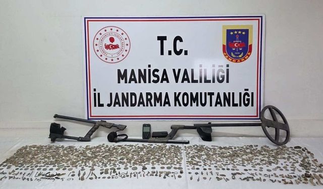 Manisa’da 2 bin 580 sikke ve 235 tarihi obje ele geçirildi