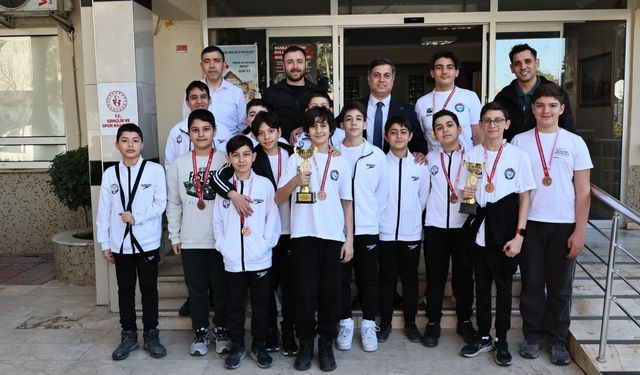 İl Müdürü Yunus Öztürk, su topu sporcularını tebrik etti