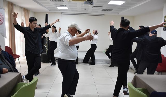 Salihli huzurevi sakinleri hünerlerini sergiledi