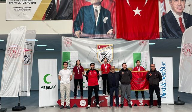 Milli sporcu kendi rekorunu kırarak zirveye çıktı