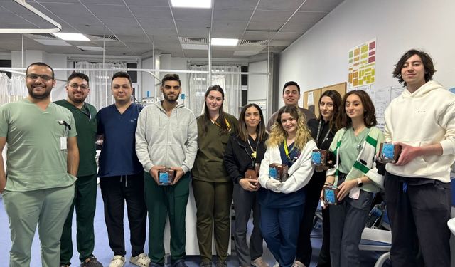 YUNUSEMRE’DEN NÖBETÇİ DOKTORLARA TIP BAYRAMI SÜRPRİZİ