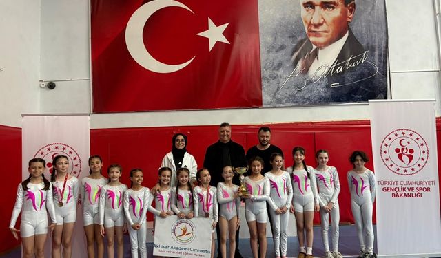 Minik cimnastikçilerden 23 Nisan için Alaşehir'de yarıştı