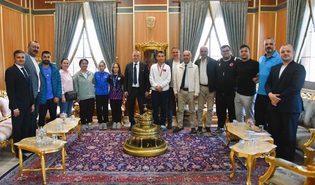 Şampiyon sporcular Başkan Balaban’ın konuğu oldu