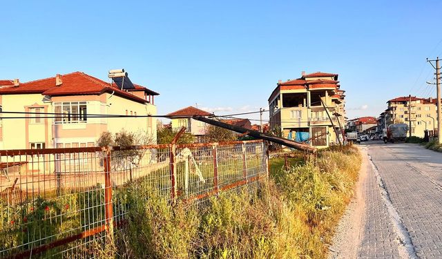 Tır kablolara takıldı: Direkler devrildi, facia ucuz atlatıldı