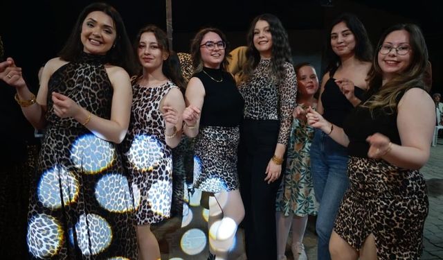Manisalı anneler leopar kıyafetleriyle eğlendi