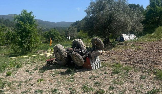 Tarlasını sürerken traktörün altında kalarak hayatını kaybetti