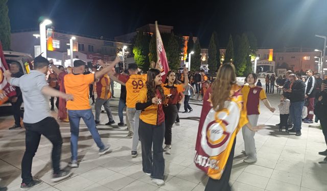 Selendi sarı-kırmızı renklere büründü