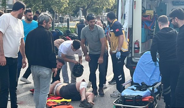 Üst geçitteki asansörde kurtarma çalışması yapılırken iki motosiklet çarpıştı: 2 yaralı