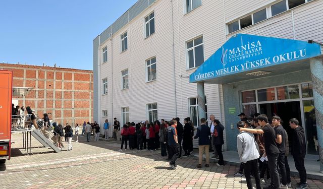Manisalı öğrenciler depremi yaşadı