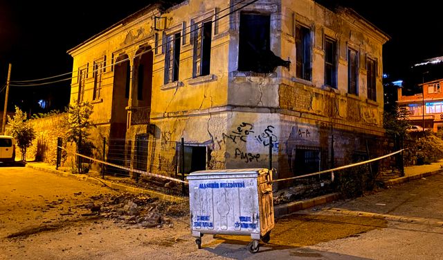 Manisa'da çatısı ve duvarları çöken tarihi bina kokuttu