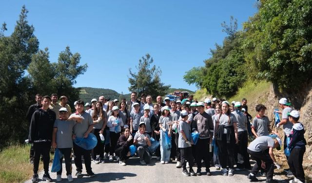 Öğrenciler ve protokol el ele çöp topladı