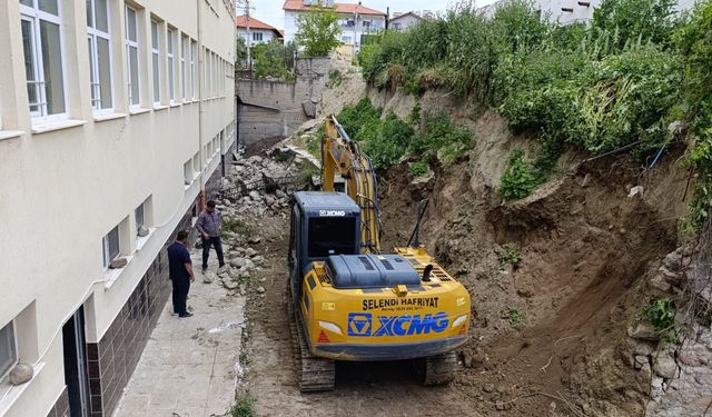 Selendi’de çöken okul duvarında yapım çalışmaları başladı