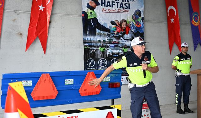 Demirci’de traktör sürücülerine reflektör dağıtımı yapıldı