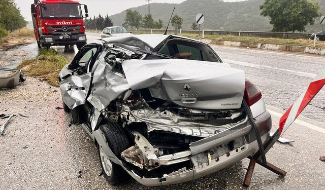 Yol kenarındaki otomobile tır çarpıp kaçtı: 1 yaralı