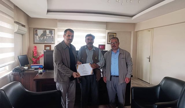 Selendili vatandaş 10 küçükbaş kurbanını vekaletle bağışladı