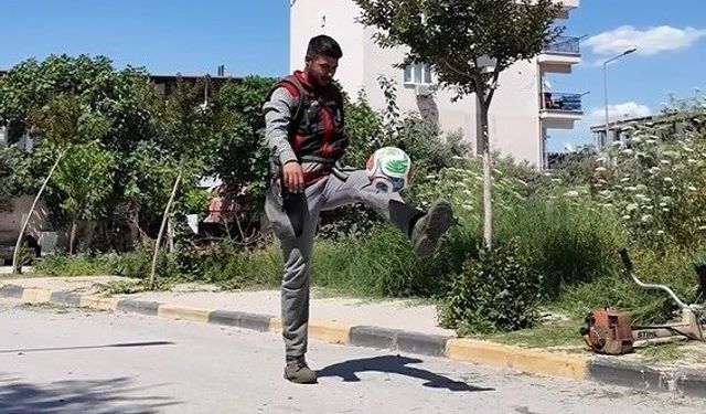Kadınıyla erkeğiyle top sektirdiler, milli takıma moral verdiler