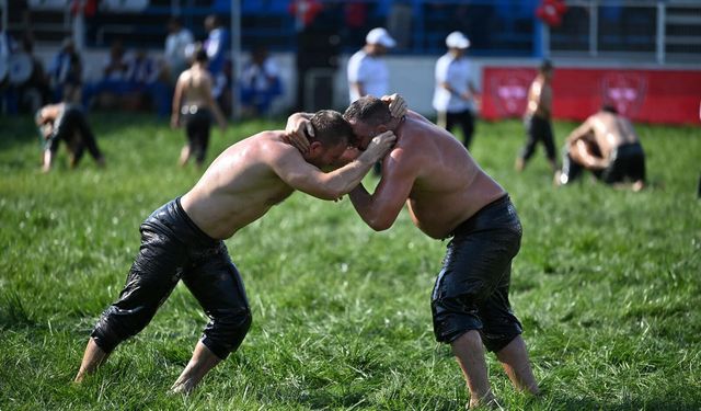 Bin 567 pehlivan Manisa’da altın kemer için kol bağladı