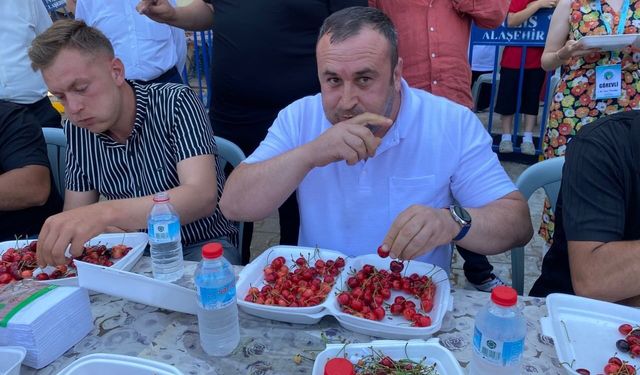Manisa'da düzenlenen Kiraz Festivali'nde Kiraz Yeme Yarışması renkli görüntülere sahne oldu