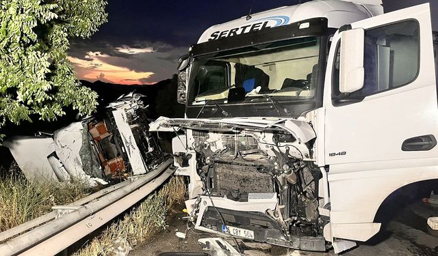 Manisa’da iki tır çarpıştı: 1’i ağır 2 yaralı