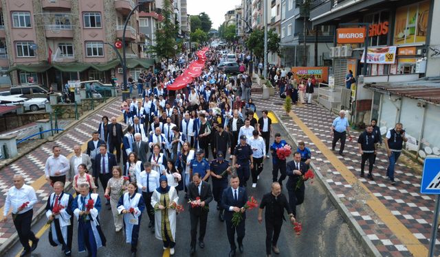 MCBÜ Demirci Eğitim Fakültesi ve MYO'da mezuniyet sevinci