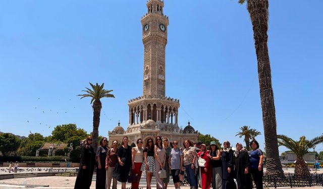 Manisalı kadınlar İzmir'i gezdi
