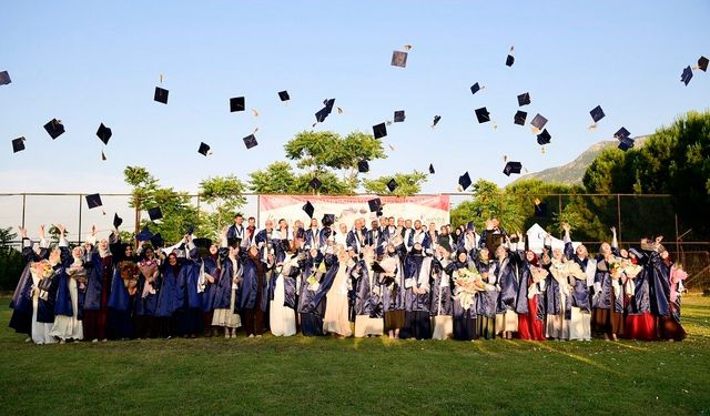 İlahiyat Fakültesinde mezuniyet coşkusu