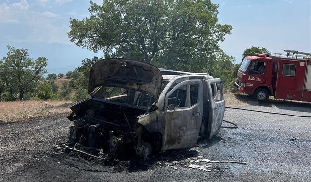 Manisa’da kamyonet küle döndü
