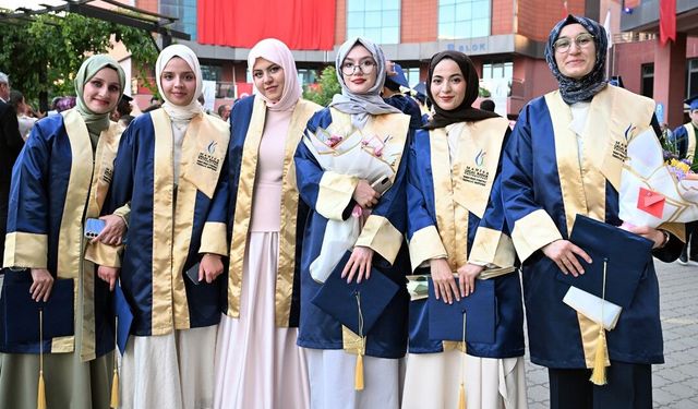 İİBF ve Teknoloji Fakültesinde mezuniyet sevinci