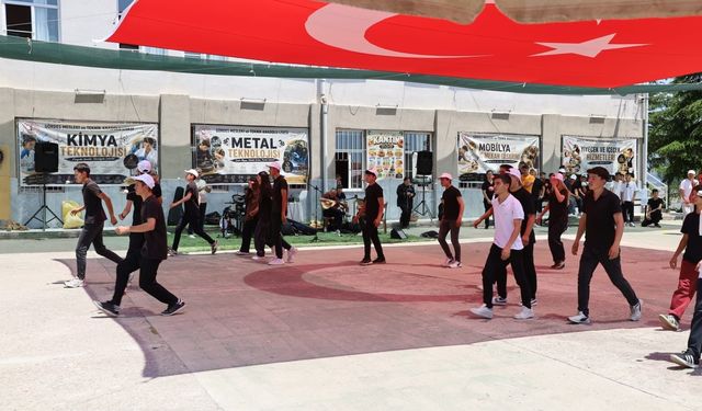 Dev Türk bayrağı altında meslek festivali coşkusu