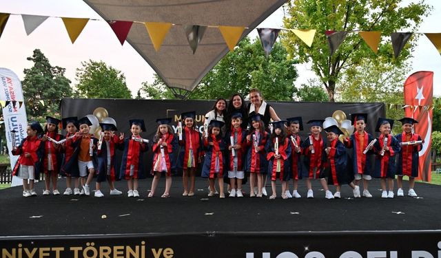 Manisa Büyükşehir'in minikleri yıl sonu gösterisinde alkış topladı