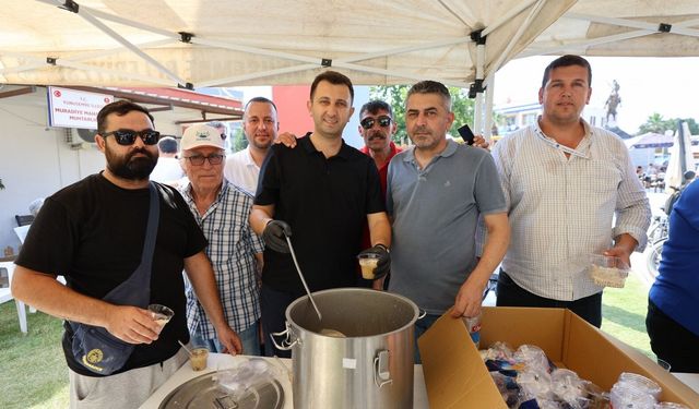 Yunusemre’de aşure bereketi mahalle mahalle yayılıyor
