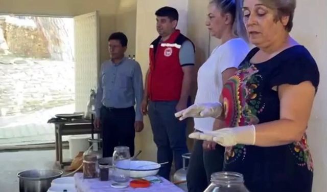 Salihli’nin tarihi köyündeki kadınlar ceviz reçeli yapımını öğrendi