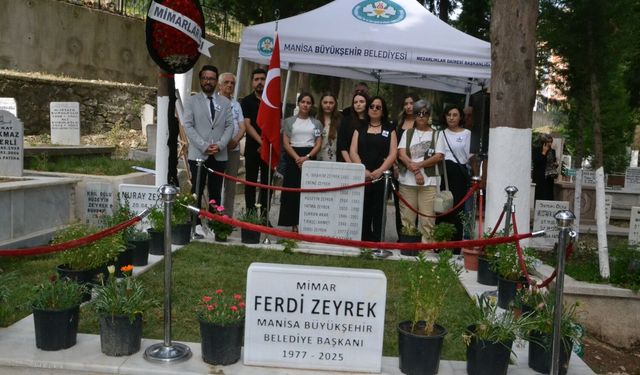 Mimarlar Odası Ferdi Zeyrek'i kabri başında andı