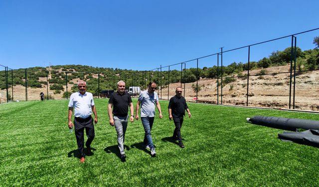 Demirci'de 11 kırsal mahalleye halı saha yatırımı