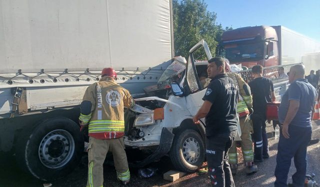 Manisa’da kamyonet tıra çarptı: 1’i ağır 2 yaralı