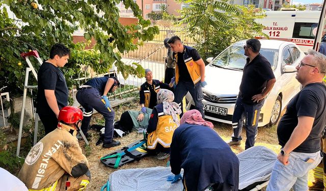 Kayısı toplarken ağaçtan düşen kadının bacağı demir korkuluğa saplandı