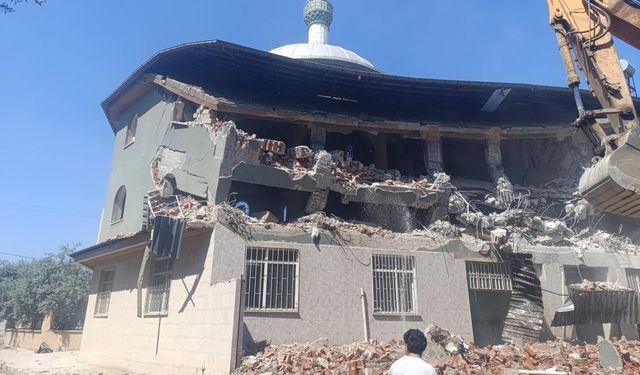 Manisa’da 28 yıllık cami yıkılıyor
