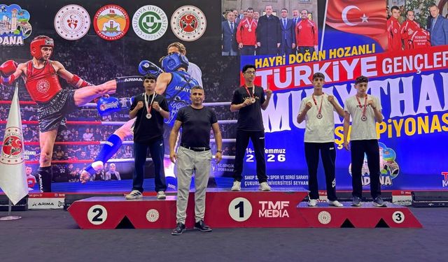 Manisalı muaythaiciler Türkiye kürsüsüne çıktı