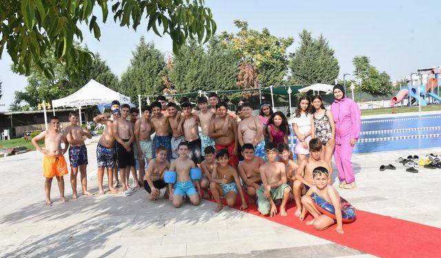 Yaz sıcağında çocuklara havuz sürprizi