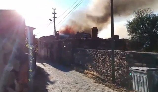 Salihli’de tarihi köyde korkutan ev yangını