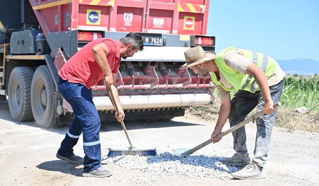 Şehzadeler'de çiftçinin beklediği yol yenilendi