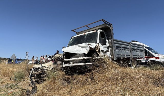 Otomobil ile kamyonet kafa kafaya çarpıştı; 1 ölü 1 yaralı