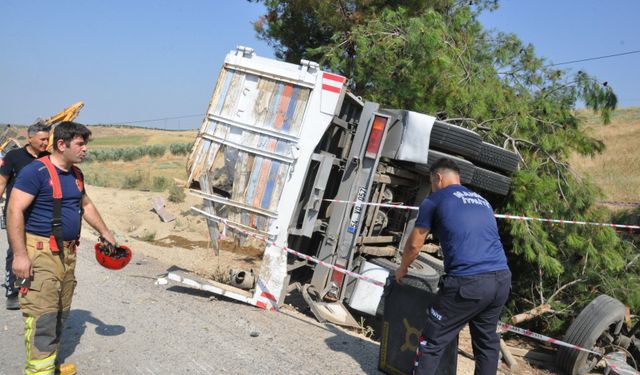 Manisa'da yolcu otobüsü kamyona çarptı: 1 ölü, 7 yaralı