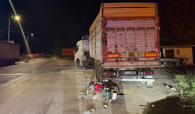 Manisa’da motosiklet park halindeki tıra çarptı: 1 ölü