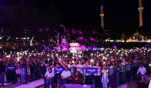Demirci Kurtuluş Festivalinde sanatçı Zara sahne aldı