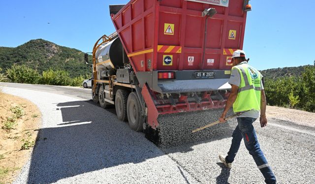 Demirci’de konforlu ulaşım için 45 kilometrelik yol yenileniyor