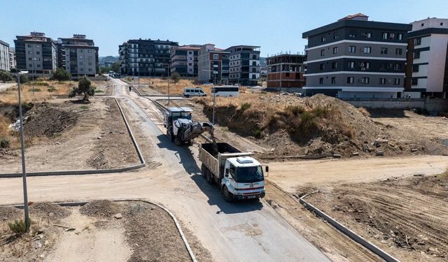 Turgutlu’da 2 kilometrelik yol sıcak asfaltla yenileniyor